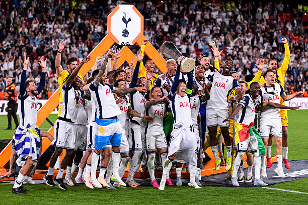 Sự cố hy hữu xảy ra sau khi Tottenham chấm dứt cơn khát danh hiệu kéo dài 17 năm - Ảnh 1.
