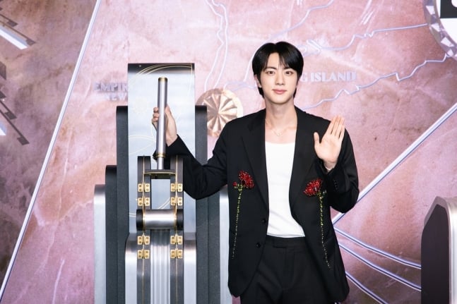 Jin của BTS gợi ký ức xưa trong album mới &quot;Echo&quot; - Ảnh 1.