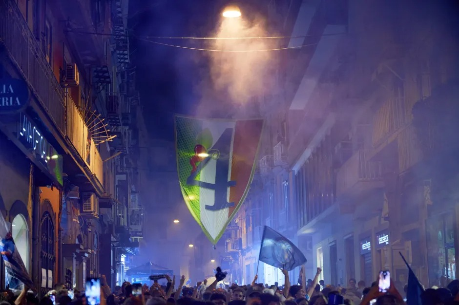 Người Napoli ăn mừng Scudetto đến cuồng nhiệt: 'Chỉ núi Vesuvius là không bùng nổ thôi' - Ảnh 4.