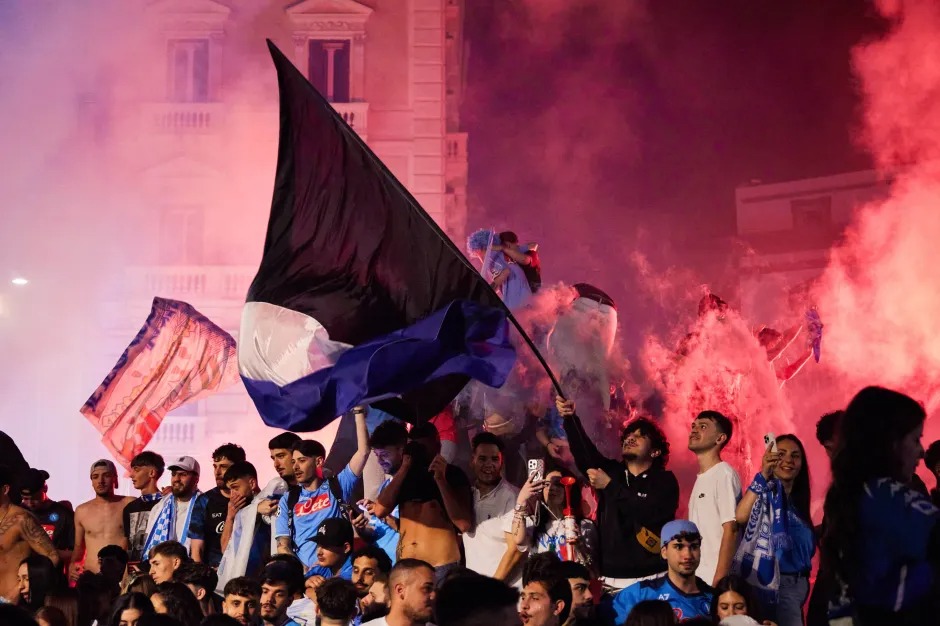 Người Napoli ăn mừng Scudetto đến cuồng nhiệt: 'Chỉ núi Vesuvius là không bùng nổ thôi' - Ảnh 3.