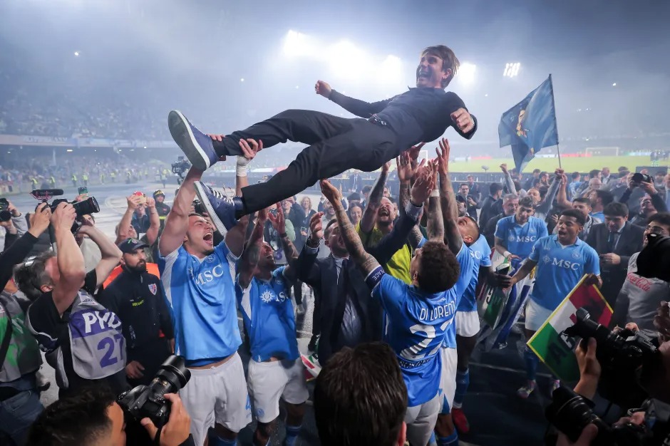 Người Napoli ăn mừng Scudetto đến cuồng nhiệt: 'Chỉ núi Vesuvius là không bùng nổ thôi' - Ảnh 1.