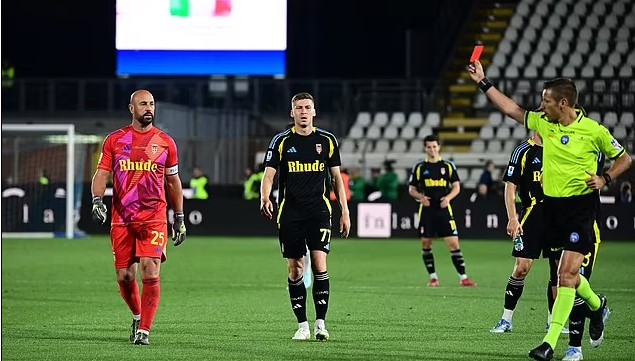 Thủ môn vô địch World Cup và EURO khép lại sự nghiệp với thẻ đỏ ở trận cuối cùng - Ảnh 1.