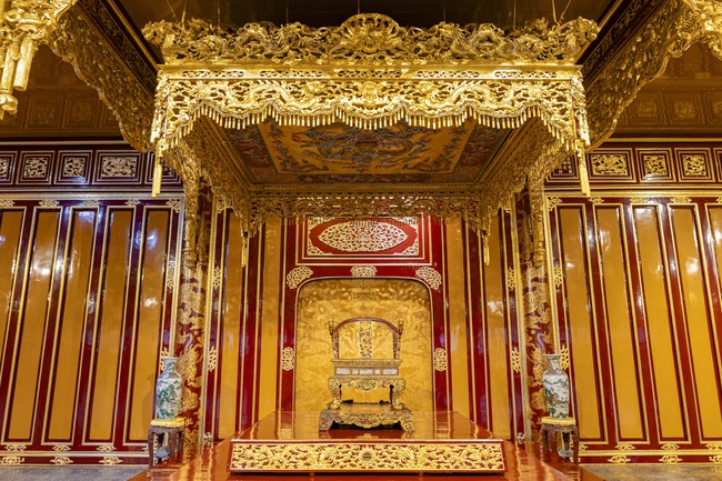 Trung tâm Bảo tồn Di tích Cố đô Huế báo cáo vụ Ngai vua triều Nguyễn bị xâm hại - Ảnh 1.