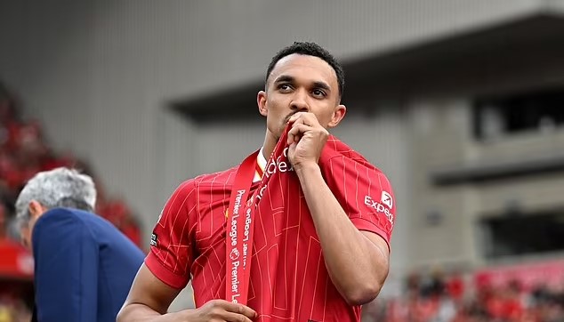 Trent Alexander-Arnold bật khóc chia tay Liverpool sau danh hiệu Premier League - Ảnh 2.