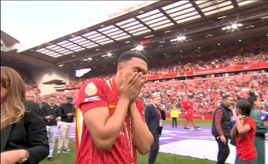 Trent Alexander-Arnold bật khóc chia tay Liverpool sau danh hiệu Premier League - Ảnh 1.