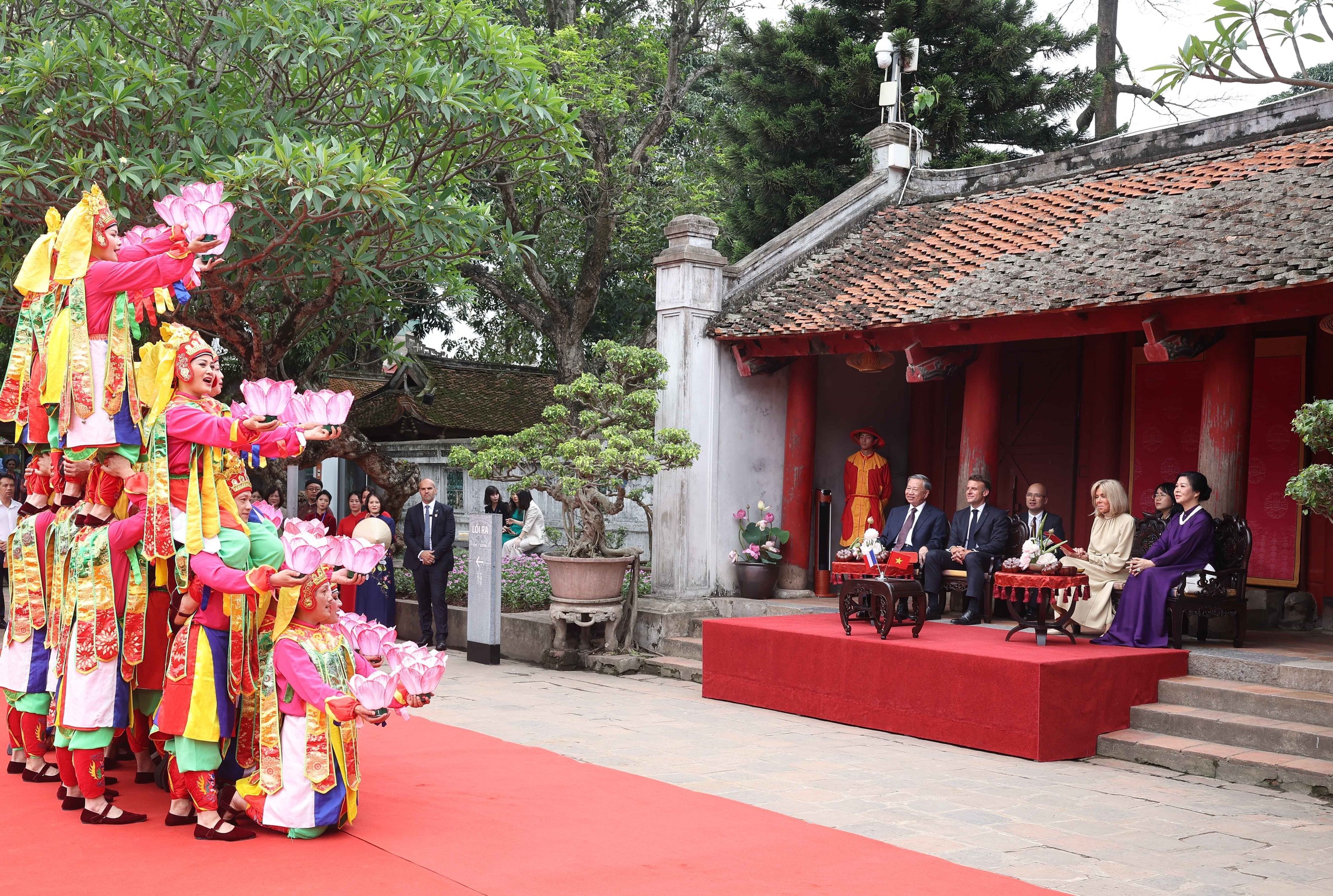 Hình ảnh Tổng Bí thư Tô Lâm cùng Tổng thống Pháp thăm Văn Miếu - Quốc Tử Giám vnapotaltongbithutolamvaphunhancungtongthongphapvaphunhanthamvanmieu quoctugiam8054957 1748245210835966979178