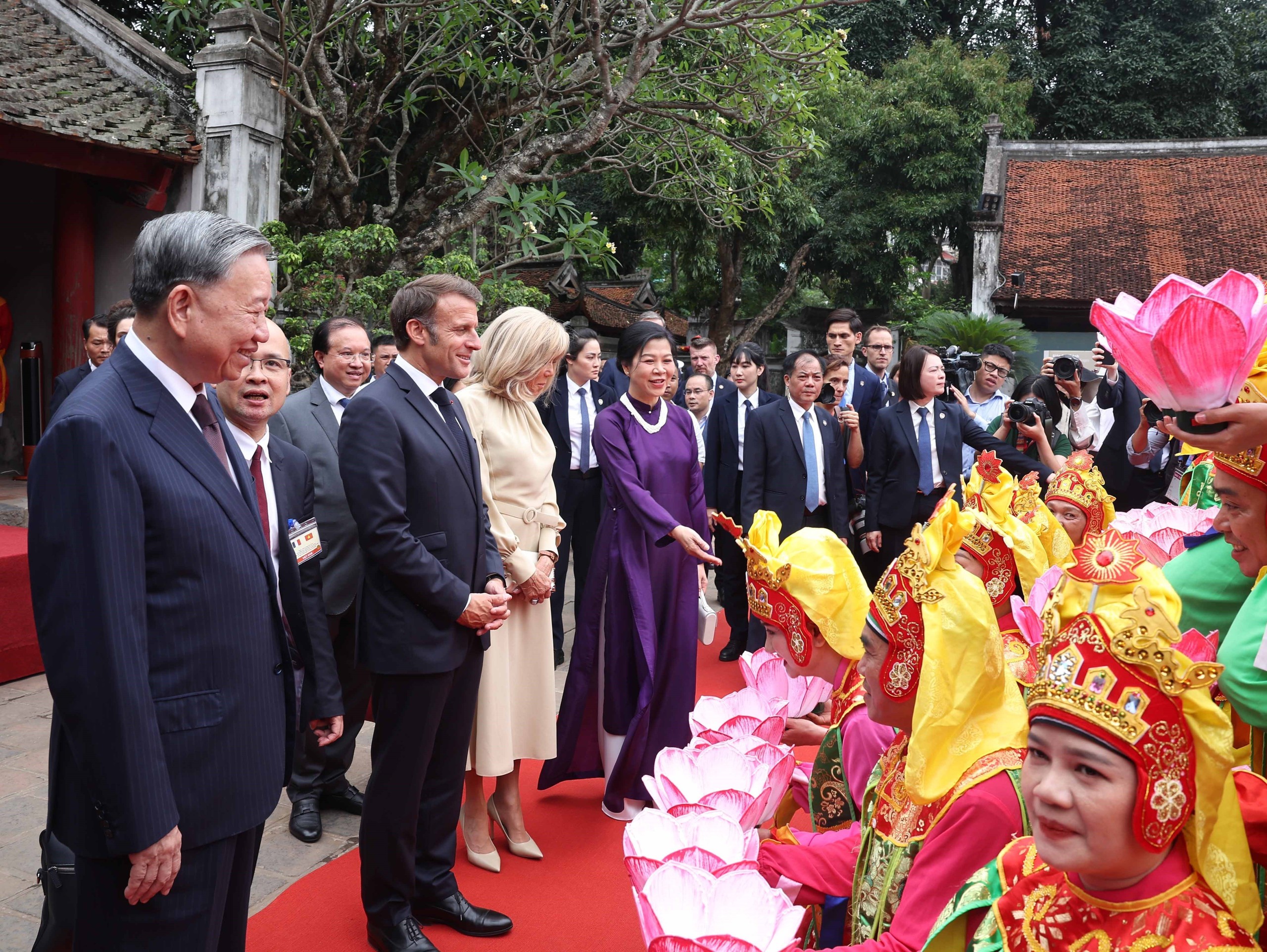Hình ảnh Tổng Bí thư Tô Lâm cùng Tổng thống Pháp thăm Văn Miếu - Quốc Tử Giám vnapotaltongbithutolamvaphunhancungtongthongphapvaphunhanthamvanmieu quoctugiam8054959 17482452109701044887546