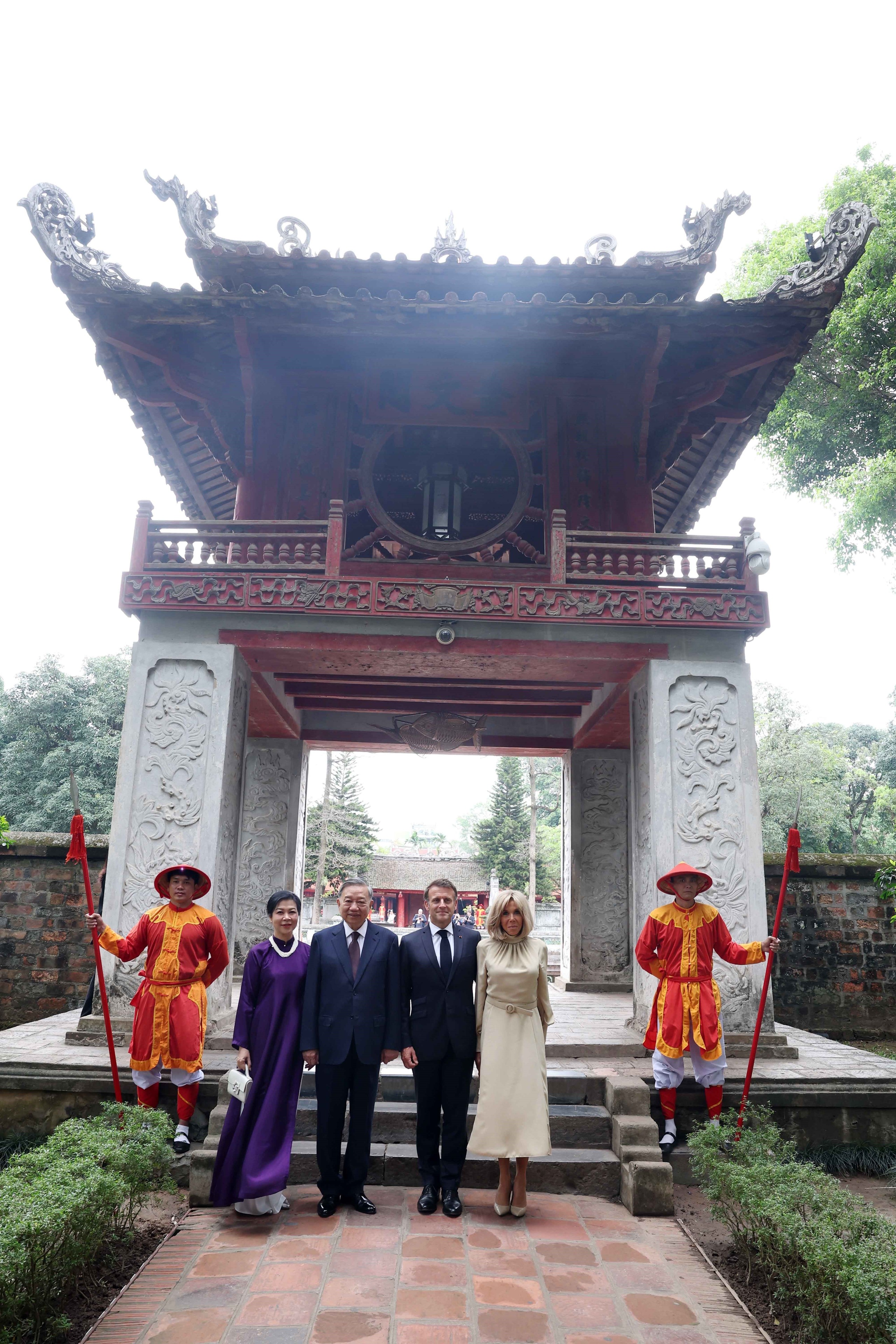 Hình ảnh Tổng Bí thư Tô Lâm cùng Tổng thống Pháp thăm Văn Miếu - Quốc Tử Giám vnapotaltongbithutolamvaphunhancungtongthongphapvaphunhanthamvanmieu quoctugiam8055001 17482449401901290050650
