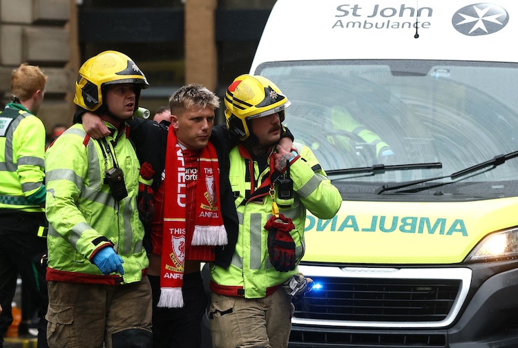 Chùm ảnh: CĐV Liverpool bàng hoàng trước vụ tai nạn ô tô, lính cứu hỏa tới giải cứu - Ảnh 6.