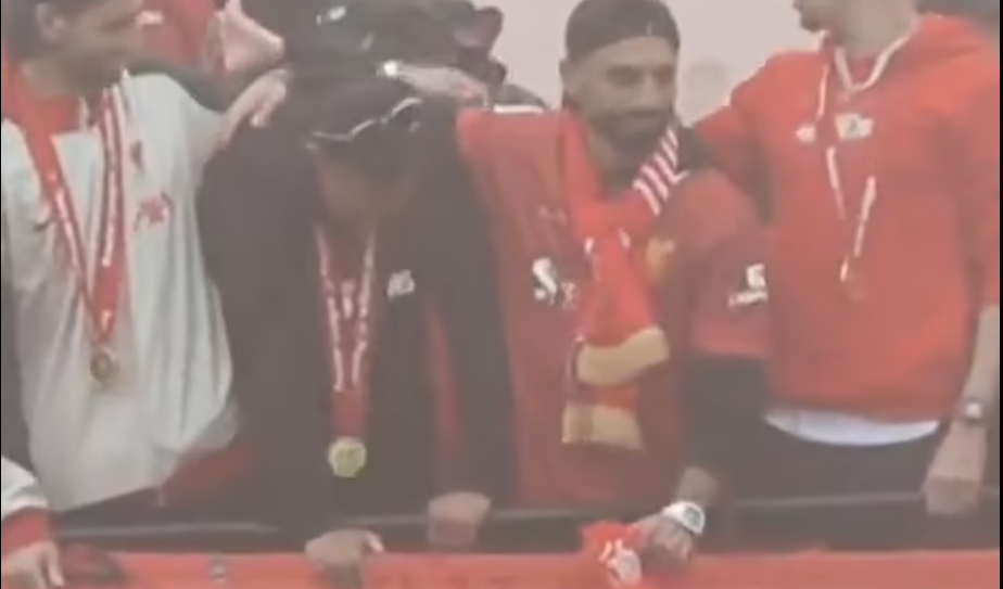 Arnold bật khóc trong ngày Liverpool diễu hành ăn mừng vô địch Ngoại hạng Anh - Ảnh 4.