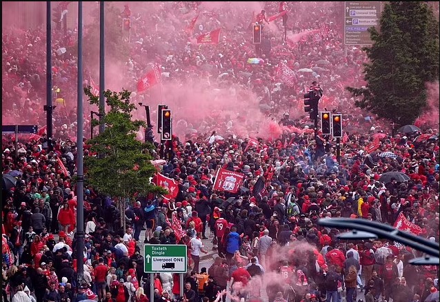 Lễ diễu hành vô địch của Liverpool thành 'thảm kịch' khi 47 người bị thương - Ảnh 1.