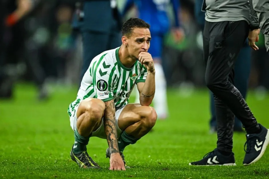 Antony húc đầu đối thủ rồi bật khóc khi Betis thua Chelsea ở chung kết Conference League - Ảnh 3. Antony húc đầu đối thủ rồi bật khóc khi Betis thua Chelsea ở chung kết Conference League - Ảnh 3.