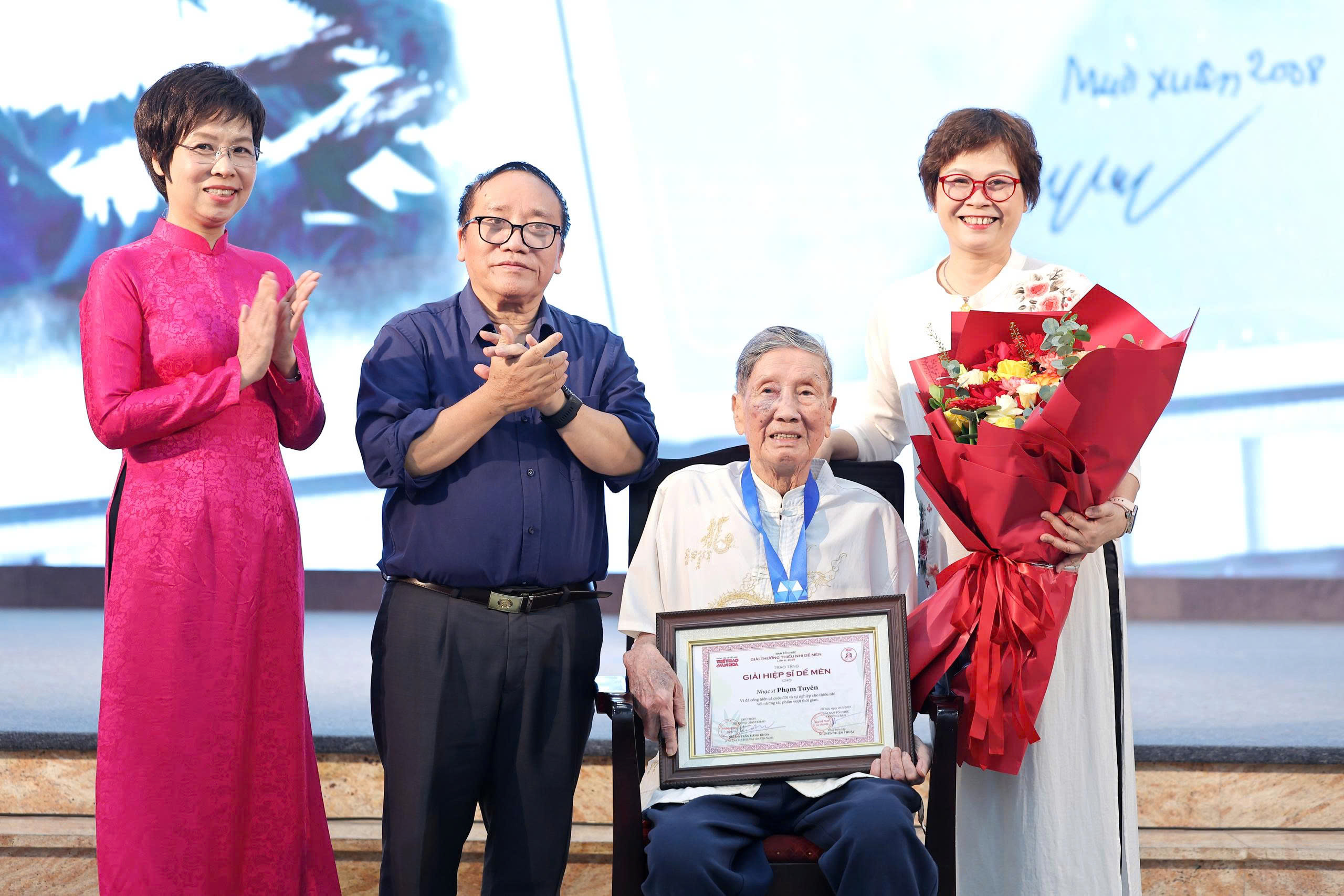 Trao giải thưởng Thiếu nhi Dế Mèn lần 6 - 2025: "Tấn phong" Hiệp sĩ Dế Mèn cho nhạc sĩ đầu tiên hiep si 17484753187061666203607