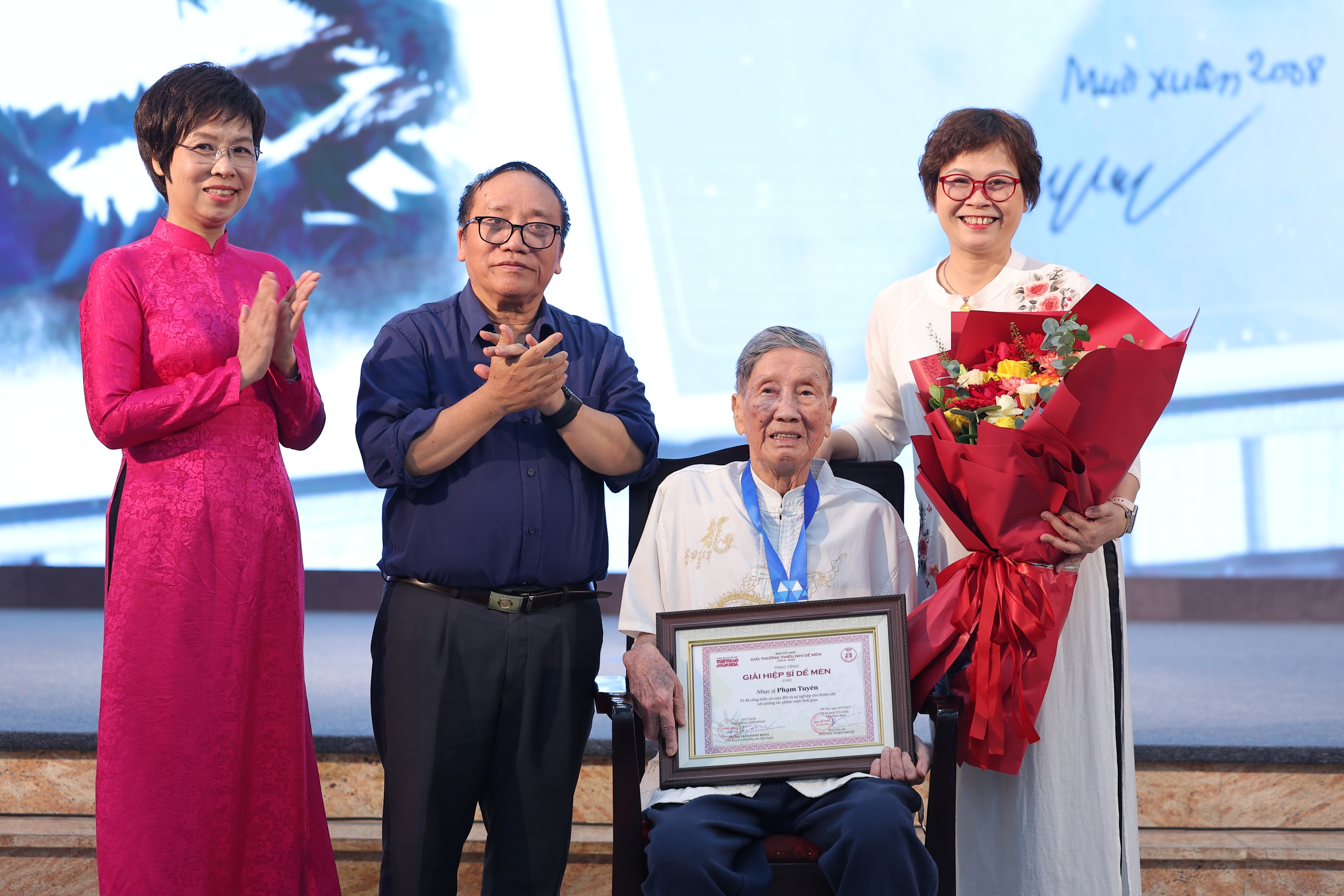 Giải thưởng Thiếu nhi Dế Mèn lần 6 - 2025: Nhạc sĩ Phạm Tuyên được vinh danh &quot;Hiệp sĩ Dế Mèn&quot; - Ảnh 12.