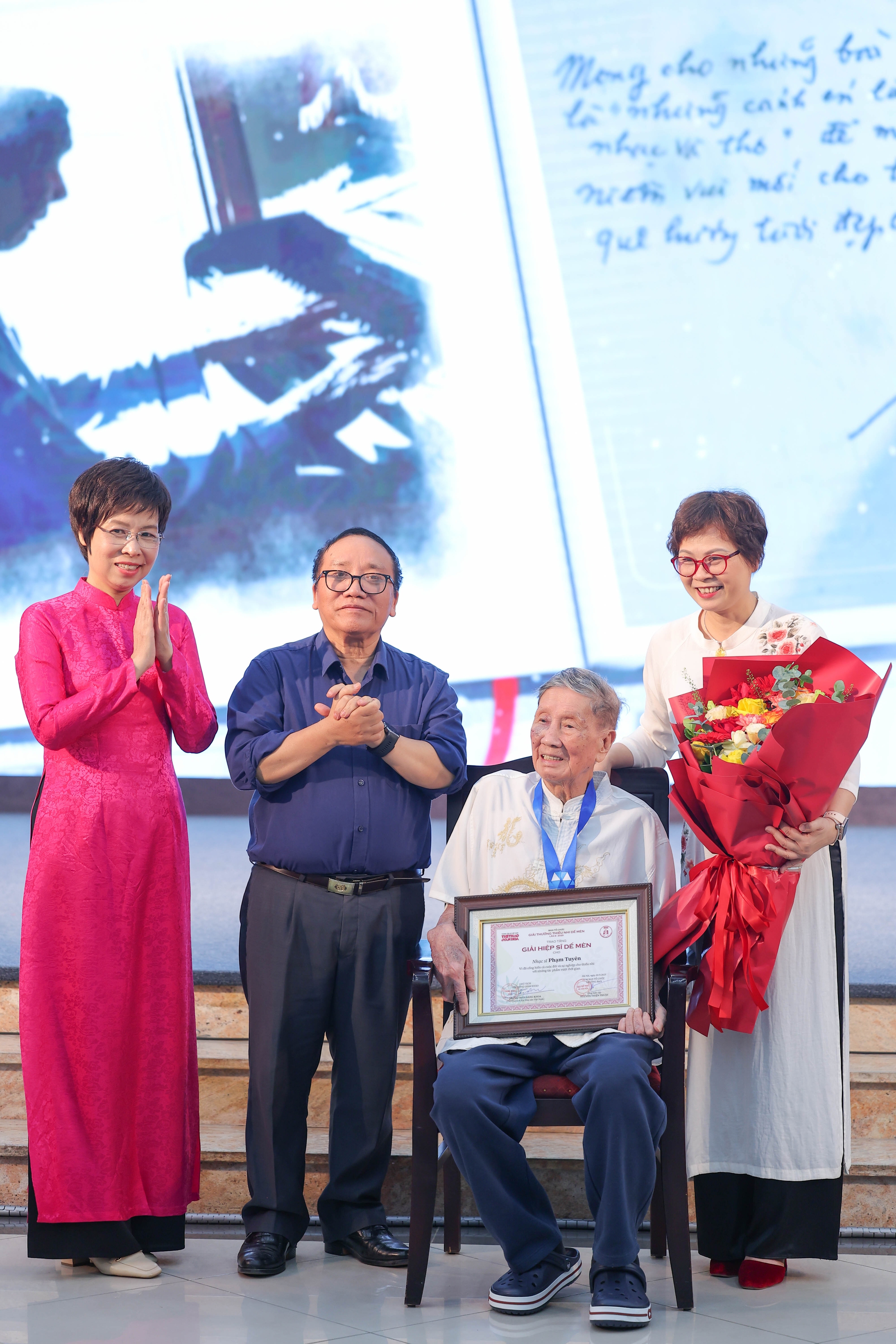 Trao giải thưởng Thiếu nhi Dế Mèn lần 6 - 2025: "Tấn phong" Hiệp sĩ Dế Mèn cho nhạc sĩ đầu tiên hiepsi 17484753187491934862123