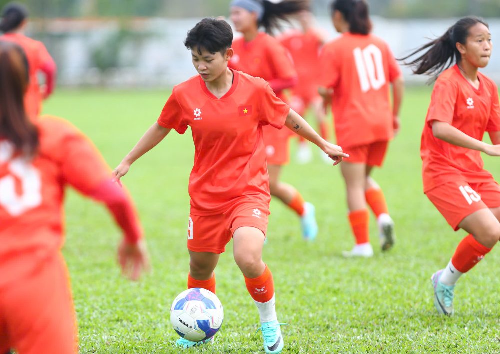 Tin nóng bóng đá Việt hôm nay 29/5: HLV Kim Sang Sik hạnh phúc khi thắng MU; Hai Long đổi áo với Bruno Fernandes - Ảnh 3.