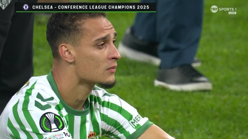Antony húc đầu đối thủ rồi bật khóc khi Betis thua Chelsea ở chung kết Conference League - Ảnh 2. Antony húc đầu đối thủ rồi bật khóc khi Betis thua Chelsea ở chung kết Conference League - Ảnh 2.