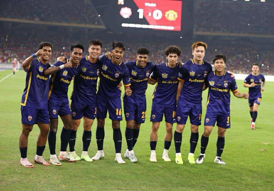 Các tuyển thủ Việt Nam thi đấu thế nào trong chiến thắng lịch sử trước MU? - Ảnh 1.