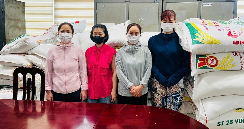 Cao điểm chống buôn lậu: Khởi tố 2 chủ cửa hàng ở Hà Nội kinh doanh khoảng 23 tấn gạo giả - Ảnh 1.
