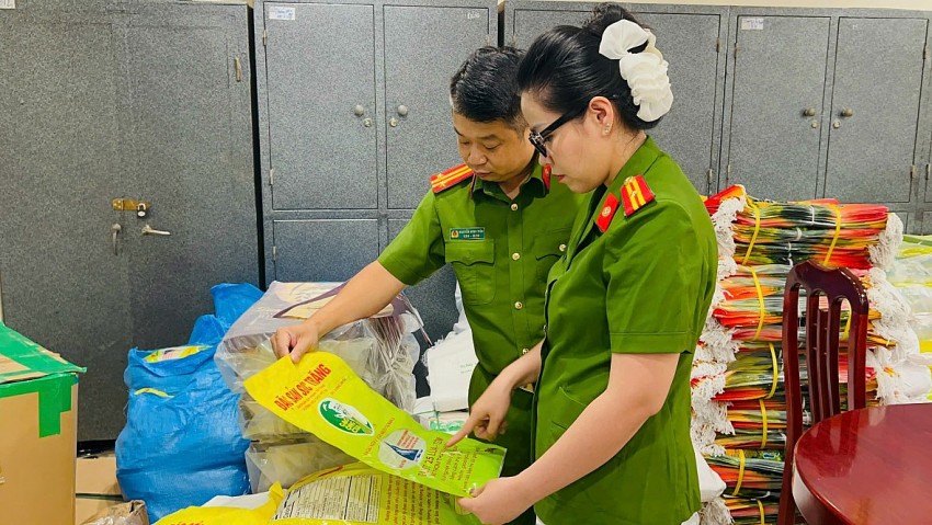 Cao điểm chống buôn lậu: Khởi tố 2 chủ cửa hàng ở Hà Nội kinh doanh khoảng 23 tấn gạo giả - Ảnh 2.