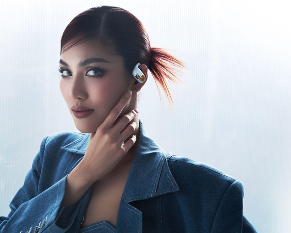 Lan Khuê diện denim cá tính, khoe khí chất quyền lực bên cạnh loạt siêu phẩm Vertu - Ảnh 3.
