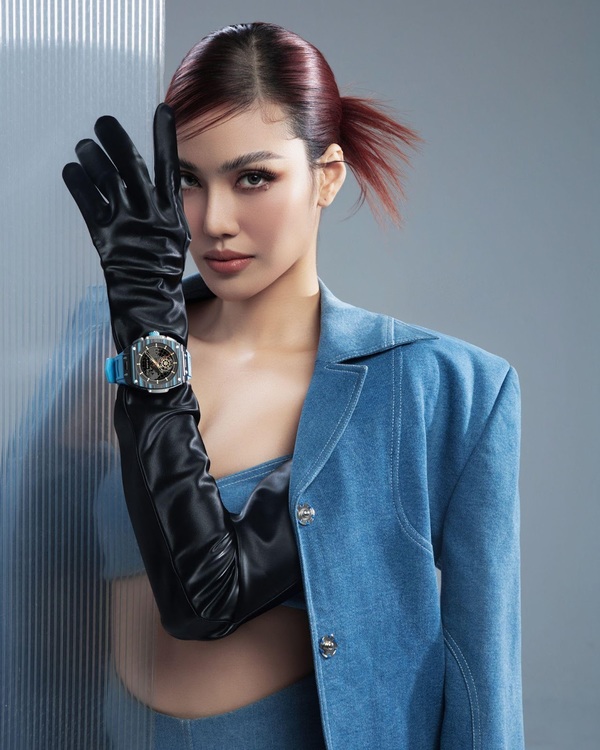 Lan Khuê diện denim cá tính, khoe khí chất quyền lực bên cạnh loạt siêu phẩm Vertu - Ảnh 4.