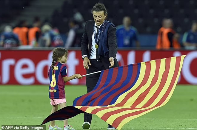 Luis Enrique nghẹn ngào tri ân con gái quá cố sau chiến thắng lịch sử của PSG - Ảnh 1.