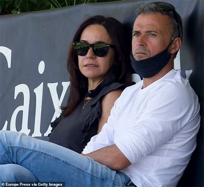 Luis Enrique nghẹn ngào tri ân con gái quá cố sau chiến thắng lịch sử của PSG - Ảnh 2.