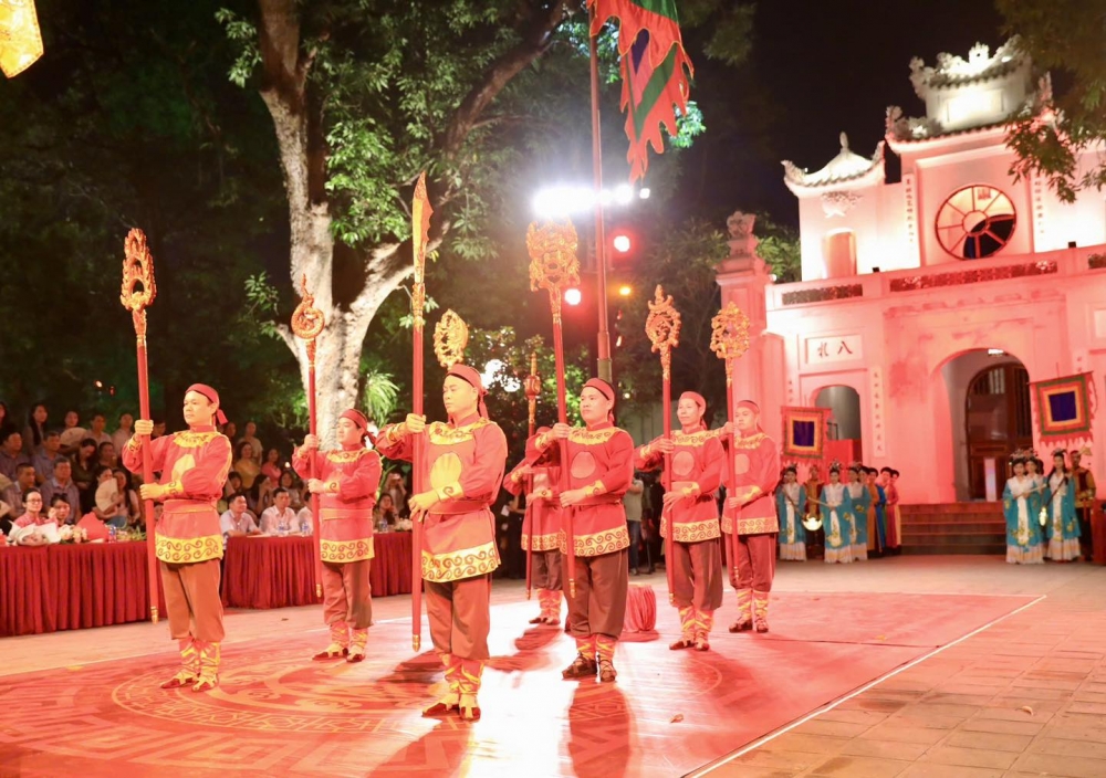 Tour đêm “Tiếng chuông Trấn Vũ”: Gắn bảo tồn di sản với phát triển sản phẩm du lịch mới - Ảnh 2.