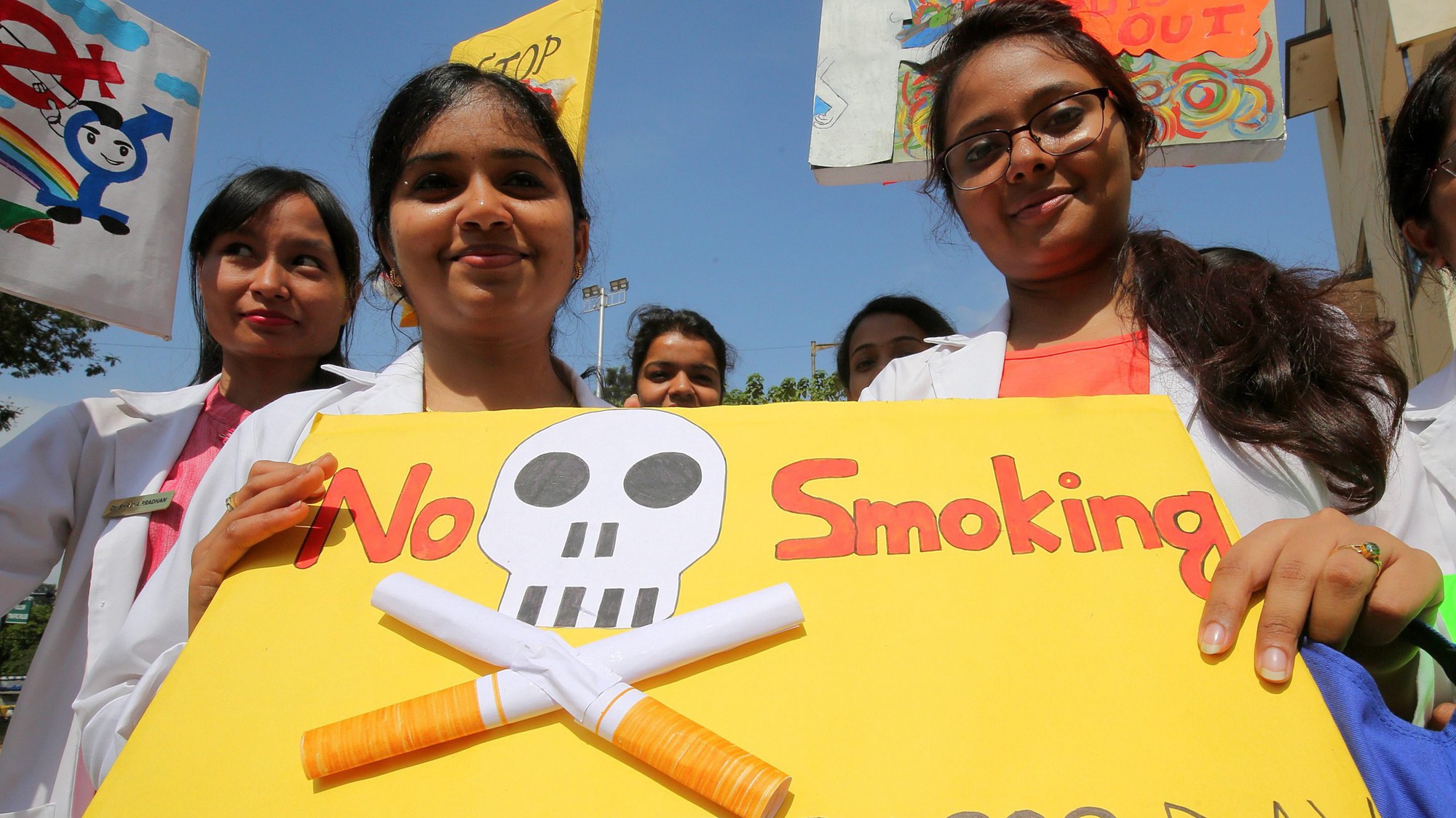 Ngày Thế giới Không thuốc lá: Tác hại sâu rộng của khói thuốc ngoài phổi và tim