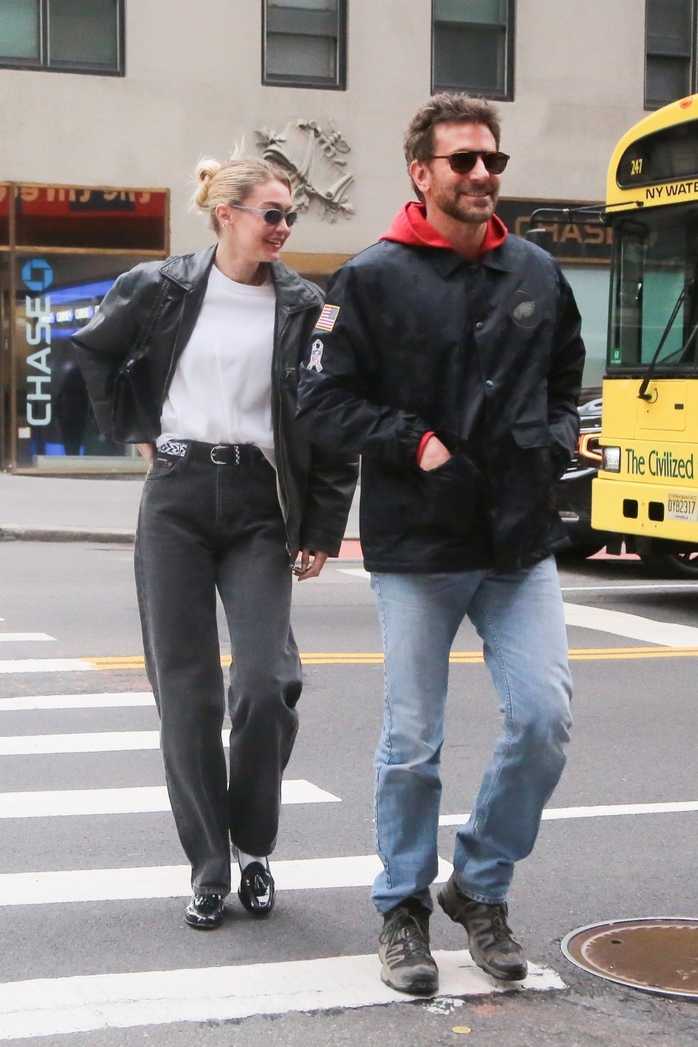 Gigi Hadid và Bradley Cooper: Từ tình yêu kín tiếng đến khoảnh khắc công khai ngọt ngào - Ảnh 2. Gigi Hadid và Bradley Cooper: Từ tình yêu kín tiếng đến khoảnh khắc công khai ngọt ngào - Ảnh 2.