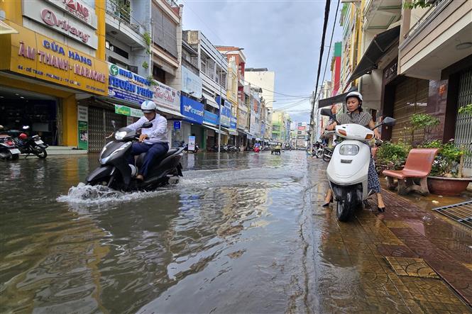 Thời tiết ngày 4/5: Nắng nóng diện rộng, chiều tối mưa dông cục bộ - Ảnh 1.