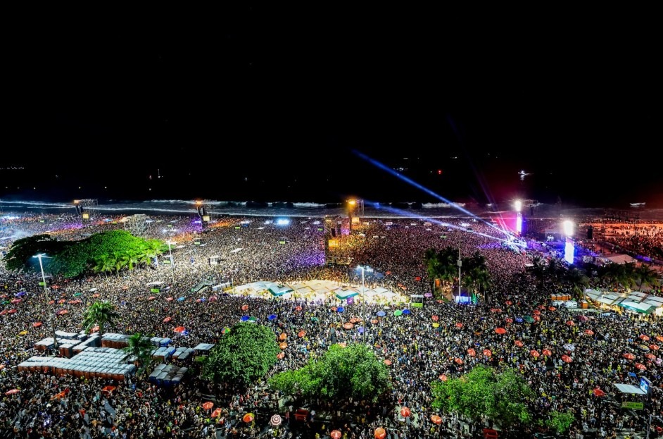 Lady Gaga trên bờ biển Copacabana: Thúc đẩy bản thân lên những tầm cao mới - Ảnh 2. Lady Gaga trên bờ biển Copacabana: Thúc đẩy bản thân lên những tầm cao mới - Ảnh 2.