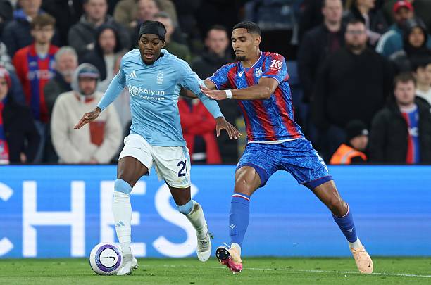 Crystal Palace hòa Forest trong trận đấu 9 thẻ vàng