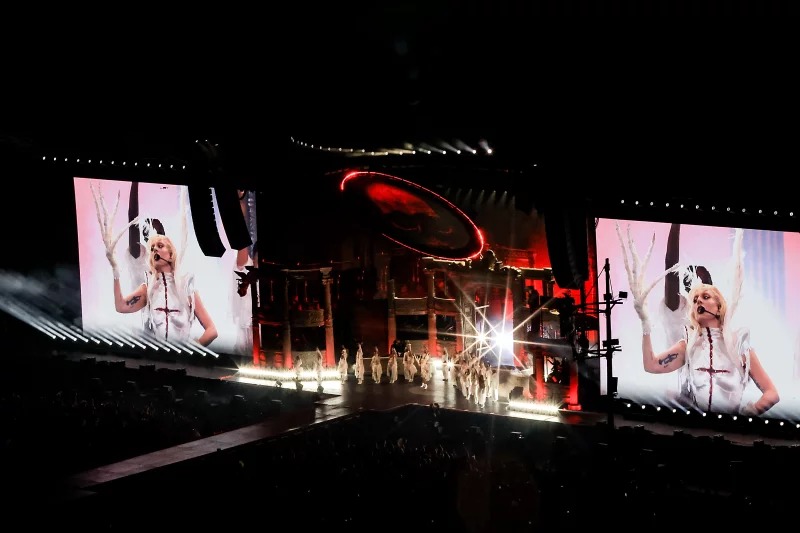 Lady Gaga trên bờ biển Copacabana: Thúc đẩy bản thân lên những tầm cao mới - Ảnh 1. Lady Gaga trên bờ biển Copacabana: Thúc đẩy bản thân lên những tầm cao mới - Ảnh 1.