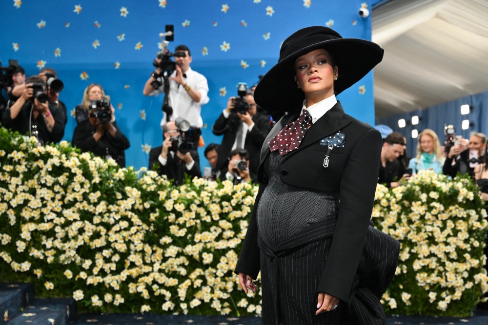 Rihanna: Biểu tượng toàn cầu và người mẹ truyền cảm hứng - Ảnh 5. Rihanna: Biểu tượng toàn cầu và người mẹ truyền cảm hứng - Ảnh 5.