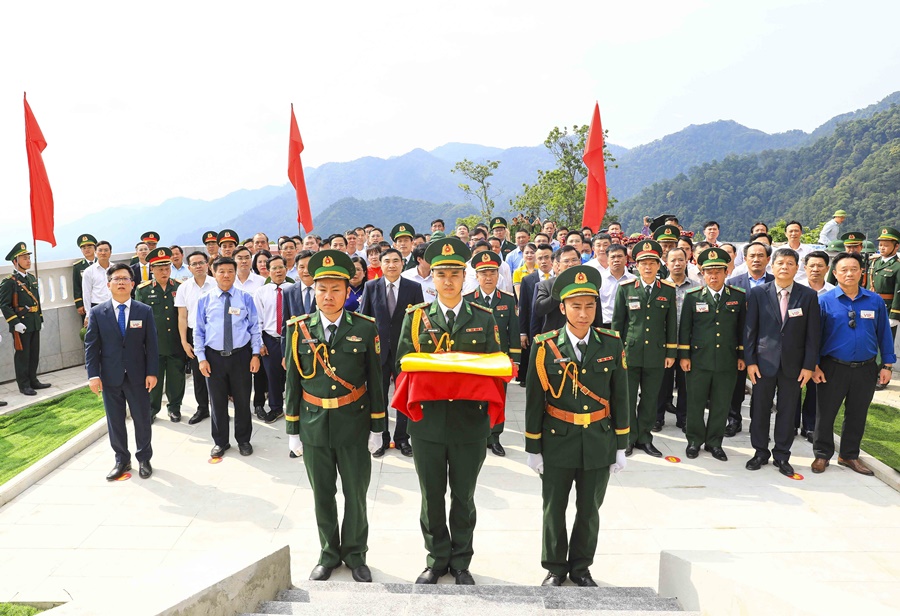 Khánh thành cột cờ A Pa Chải: 'Cột mốc' mới mừng 71 năm chiến thắng Điện Biên - Ảnh 2. Khánh thành cột cờ A Pa Chải: 'Cột mốc' mới mừng 71 năm chiến thắng Điện Biên - Ảnh 2.