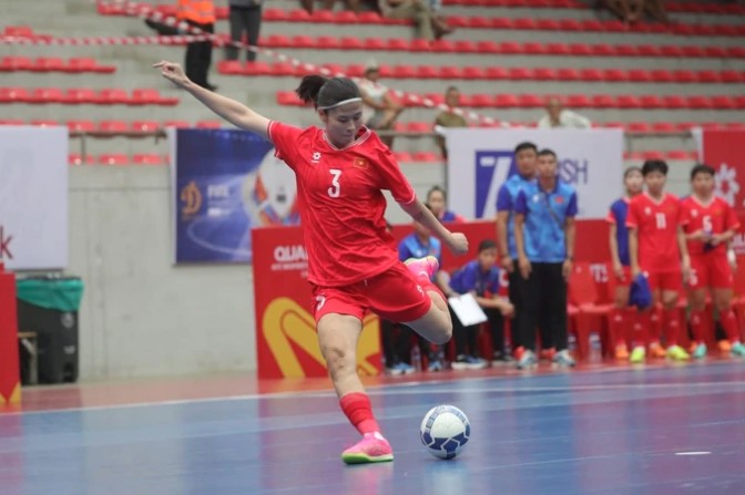 TRỰC TIẾP bóng đá Việt Nam vs Hồng Kông (3-1): Thu Xuân dứt điểm cháy lưới - Ảnh 2. TRỰC TIẾP bóng đá Việt Nam vs Hồng Kông (3-1): Thu Xuân dứt điểm cháy lưới - Ảnh 2.