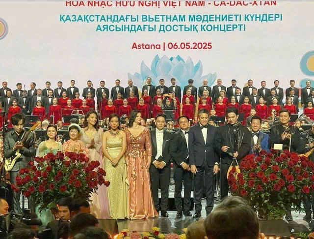 NSND Quốc Hưng hát 'Việt Nam quê hương tôi' trong hòa nhạc hữu nghị cùng dàn nhạc Kazakhstan - Ảnh 1. NSND Quốc Hưng hát 'Việt Nam quê hương tôi' trong hòa nhạc hữu nghị cùng dàn nhạc Kazakhstan - Ảnh 1.