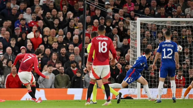 Mason Mount nhận mưa lời khen sau cú đúp đẳng cấp đưa MU vào chung kết Europa League - Ảnh 2. Pha ghi bàn gỡ hòa 1-1 cho MU của Mason Mount