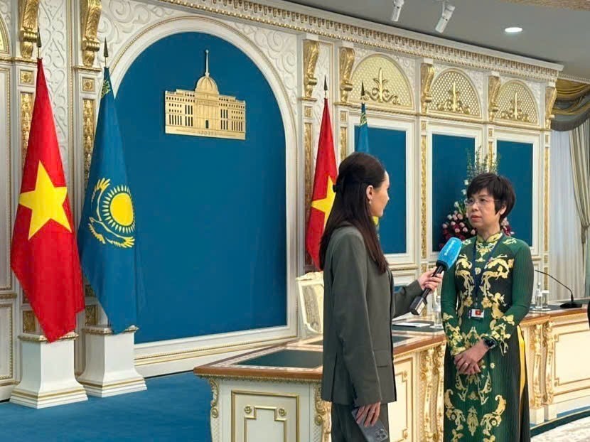Tổng giám đốc TTXVN thăm, làm việc tại Tổ hợp Phát thanh và Truyền hình Kazakhstan - Ảnh 4.