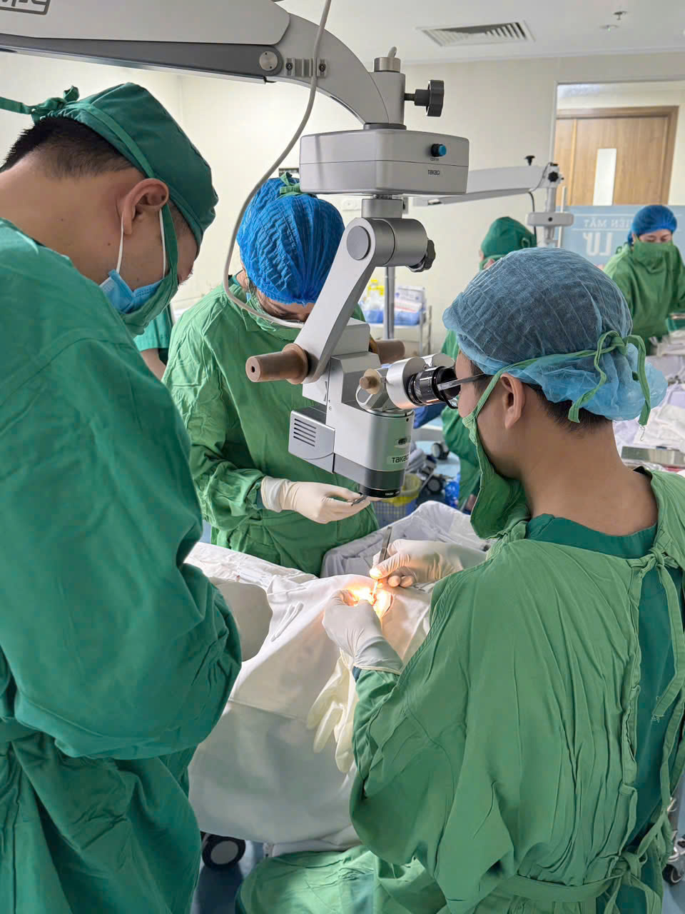 Đặt thành công Paul Valve thứ hai tại Việt Nam – Hy vọng mới cho bệnh nhân glaucoma - Ảnh 1.