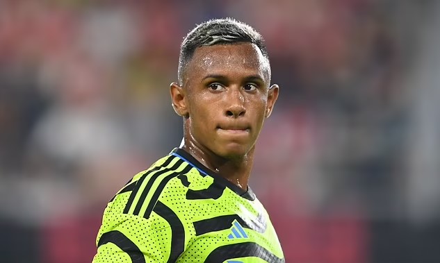 Arsenal từng từ chối mua Kvaratskhelia năm 2022 và chọn chiêu mộ một 'bom xịt' - Ảnh 2.