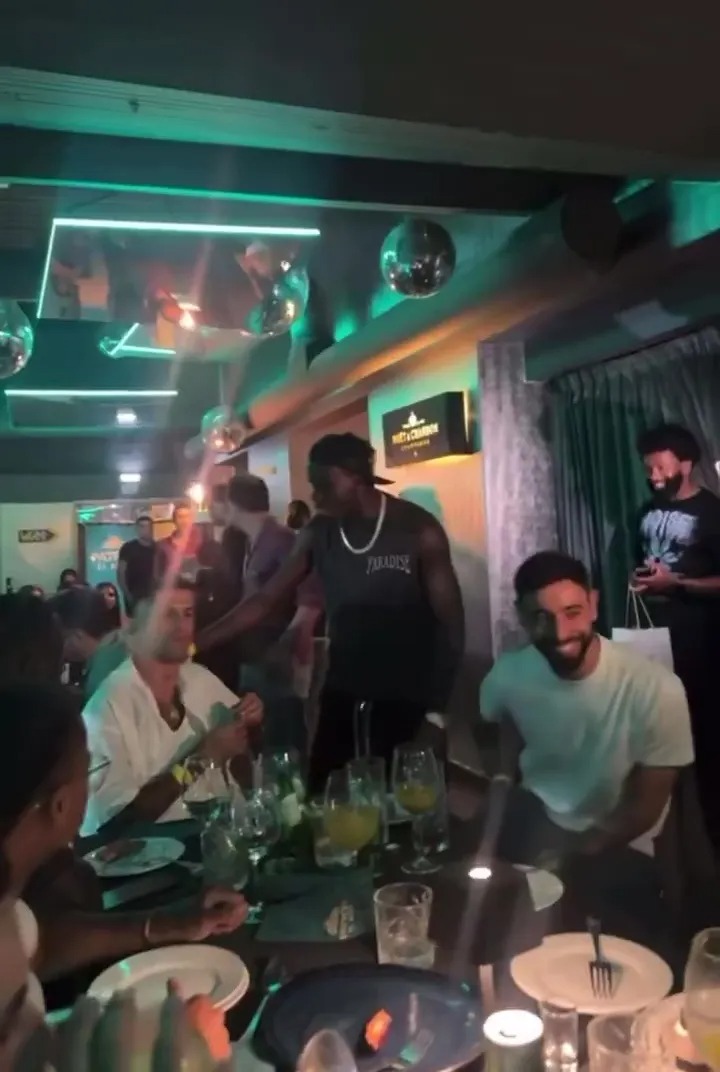 Bruno Fernandes dùng bữa với 'đại diện bí mật' giữa tin đồn chuyển nhượng - Ảnh 1.