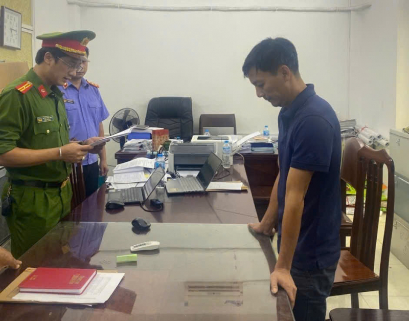 Cao điểm chống buôn lậu: Triệt xóa cơ sở sản xuất hàng nghìn tấn phân bón giả - Ảnh 1.