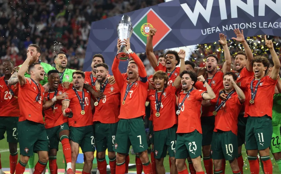 Yamal bị chỉ trích vì hành động trong lúc 'ông chú' Ronaldo nâng cúp cùng ĐT Bồ Đào Nha - Ảnh 2.