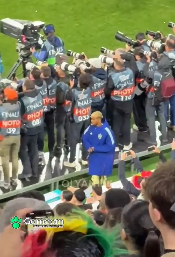 Yamal bị chỉ trích vì hành động trong lúc 'ông chú' Ronaldo nâng cúp cùng ĐT Bồ Đào Nha - Ảnh 1.
