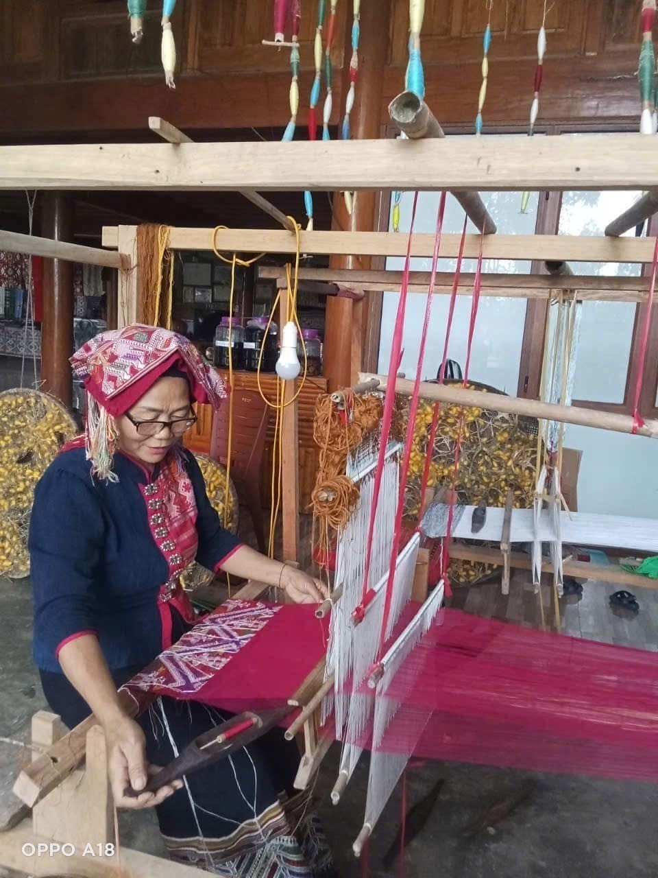 Bảo tồn nghề dệt thổ cẩm truyền thống của dân tộc Thái gắn với phát triển du lịch - Ảnh 9.