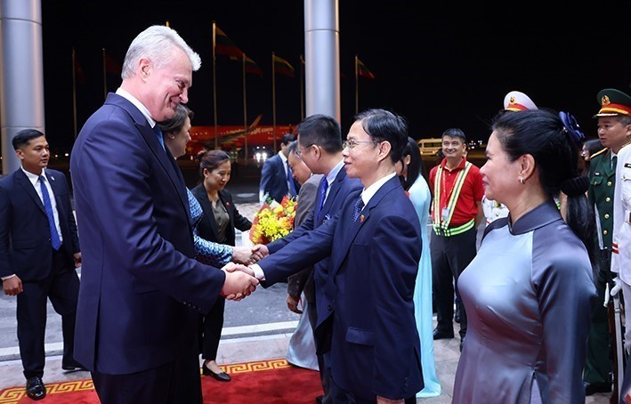 Tổng thống Cộng hòa Litva Gitanas Nauseda và Phu nhân đến Hà Nội, bắt đầu thăm chính thức Việt Nam - Ảnh 3.