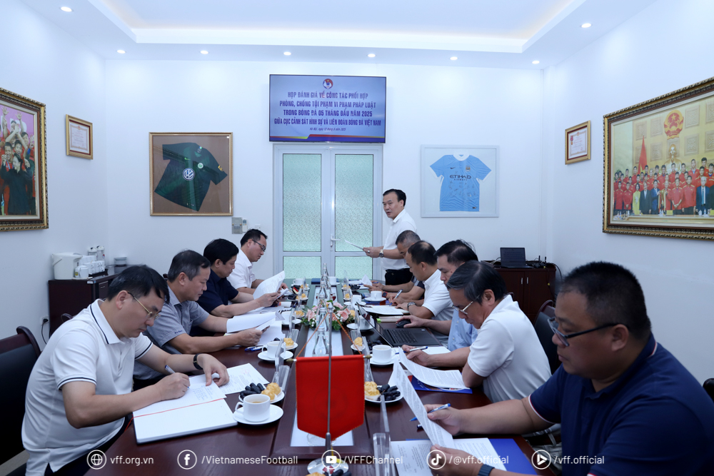 Tin nóng bóng đá Việt hôm nay 13/6: Đình Bắc báo tin vui cho HLV Kim Sang-sik; CLB Nam Định nhận ba giải thưởng xuất sắc nhất tháng - Ảnh 2.